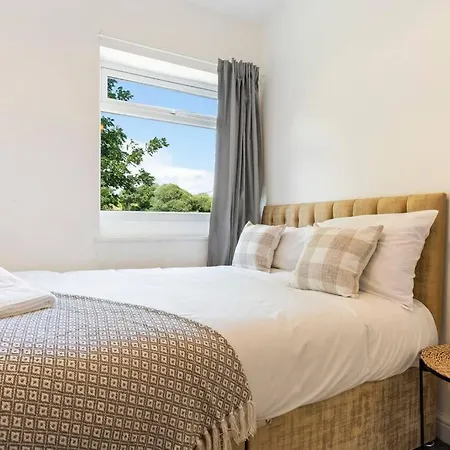 Charming House With Free Parking, Fast Wifi And Smarttv With Netflix By Yoko Holiday home