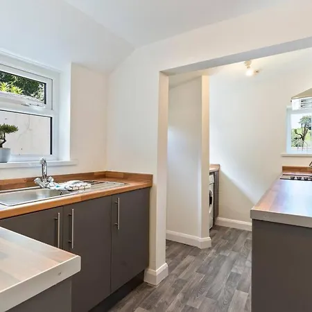 Charming House With Free Parking, Fast Wifi And Smarttv With Netflix By Yoko Holiday home