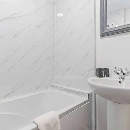 Charming House With Free Parking, Fast Wifi And Smarttv With Netflix By Yoko Holiday home Loftus