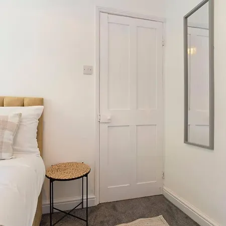 Charming House With Free Parking, Fast Wifi And Smarttv With Netflix By Yoko