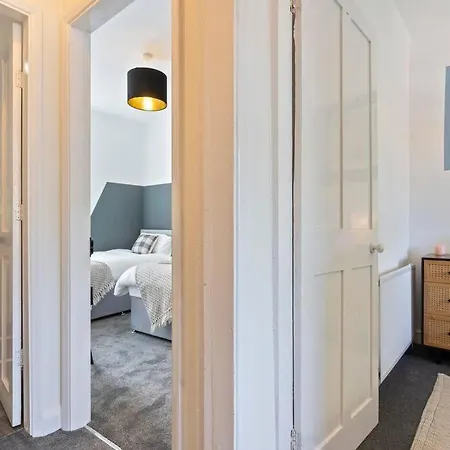 Charming House With Free Parking, Fast Wifi And Smarttv With Netflix By Yoko Дом отдыха Лофтус